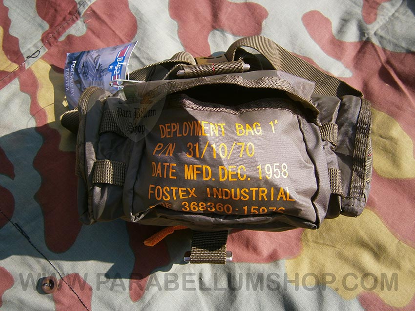 Military parachutist pouch