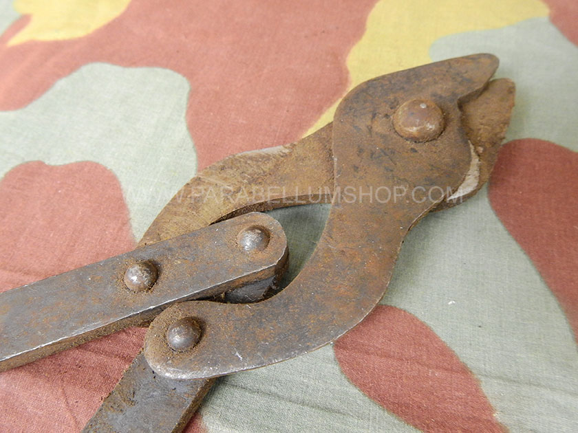 WW2 British original wire cutter with P37 case