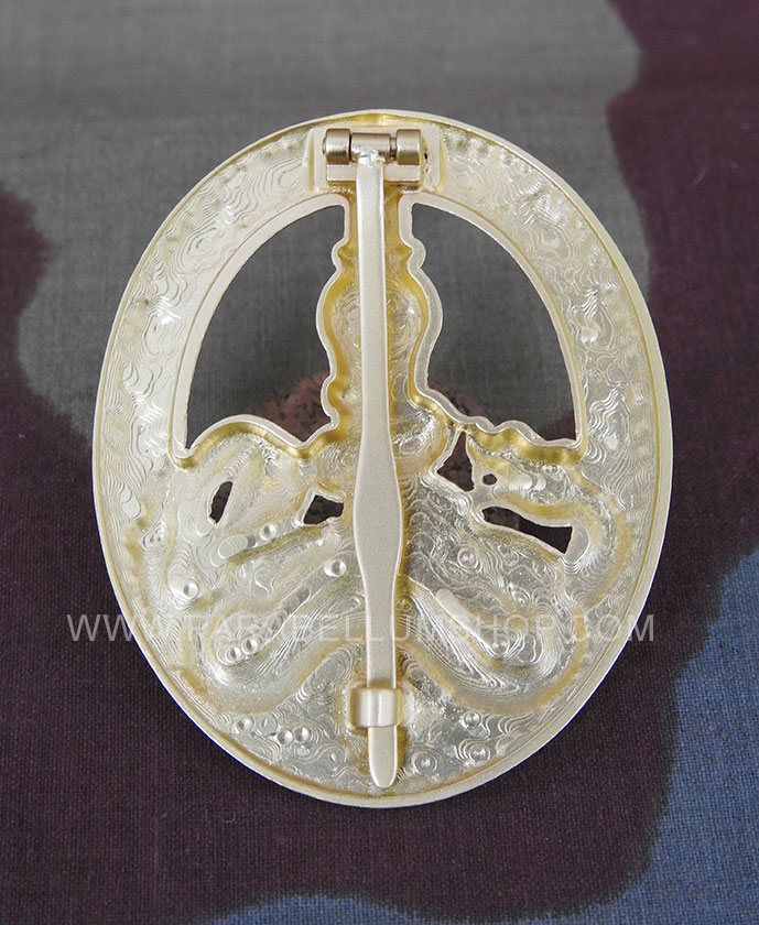 Anti-Partisan Badge in Gold Das Bandenkampfabzeichen in Gold